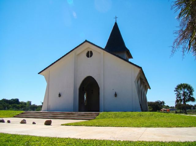 Weiße Kapelle in der Wohnanlage Surubi-i