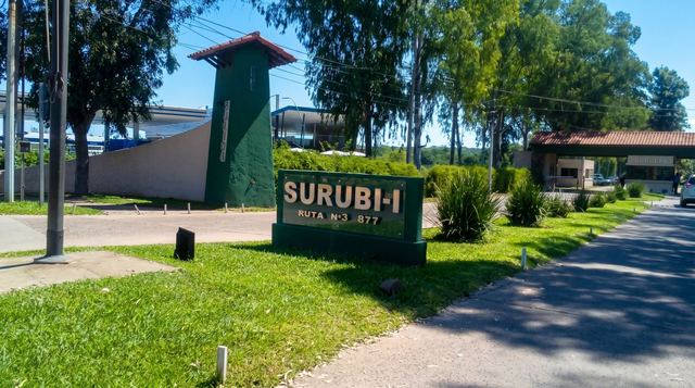 Eingangsschild und bewachtes Tor von Surubi-i an der Ruta 3
